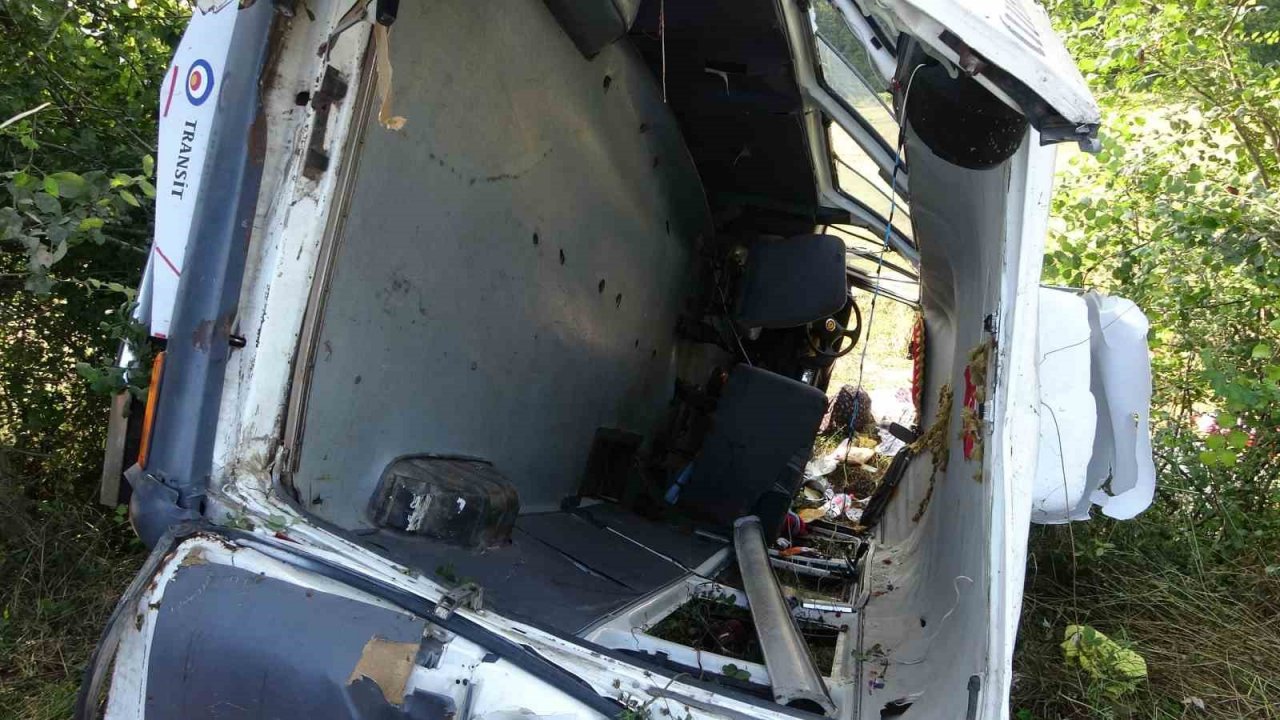 Fındık işçilerini taşıyan minibüs devrildi: 7 yaralı