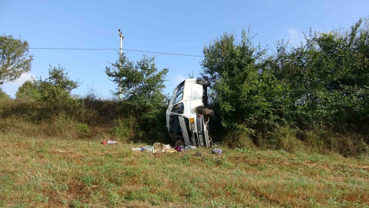 Fındık işçilerini taşıyan minibüs devrildi: 7 yaralı