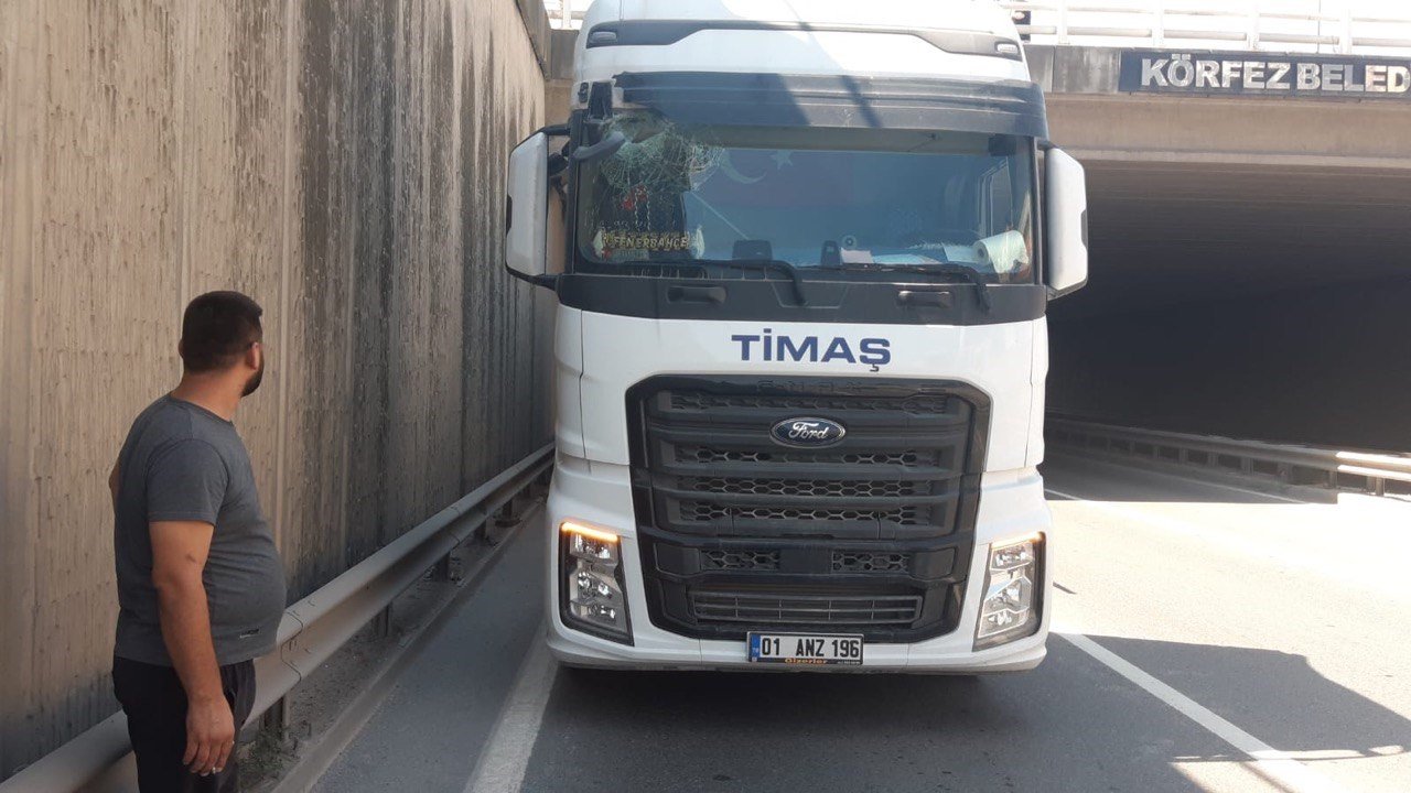 Alt geçide sıkışan tır beraberinde kazayı getirdi