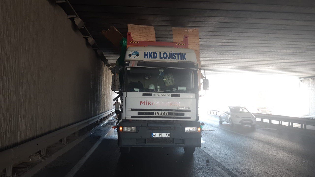 Alt geçide sıkışan tır beraberinde kazayı getirdi