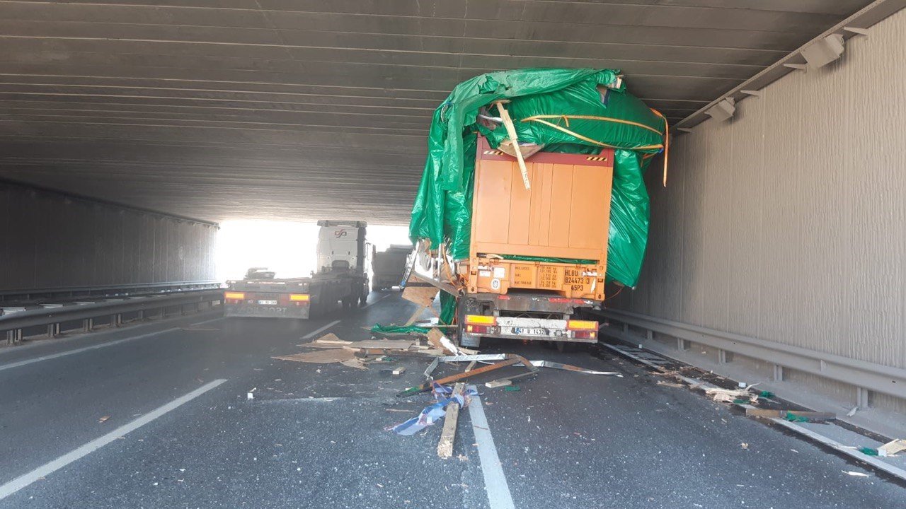 Alt geçide sıkışan tır beraberinde kazayı getirdi