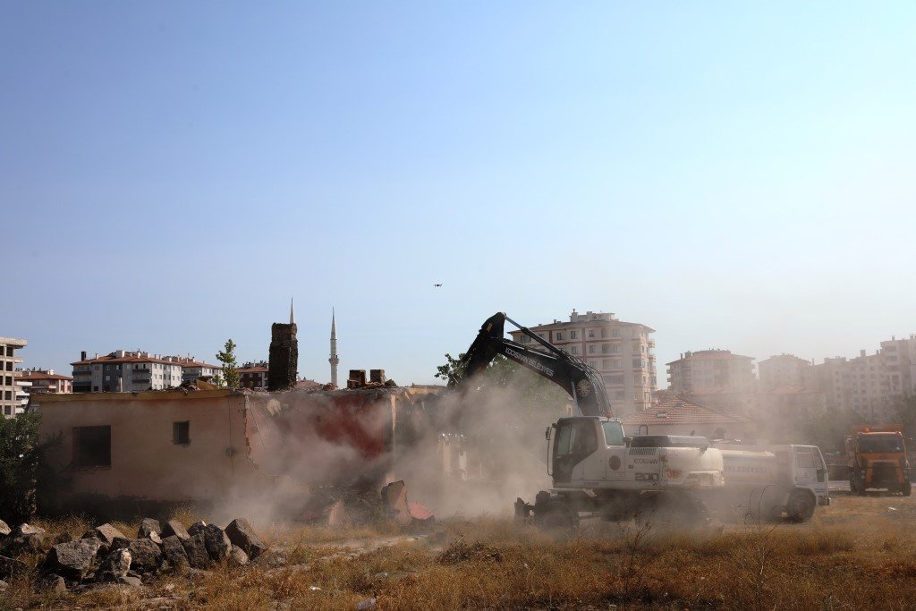 Yıldızevler’de ilk kepçeyi Başkan Çolakbayrakdar vurdu