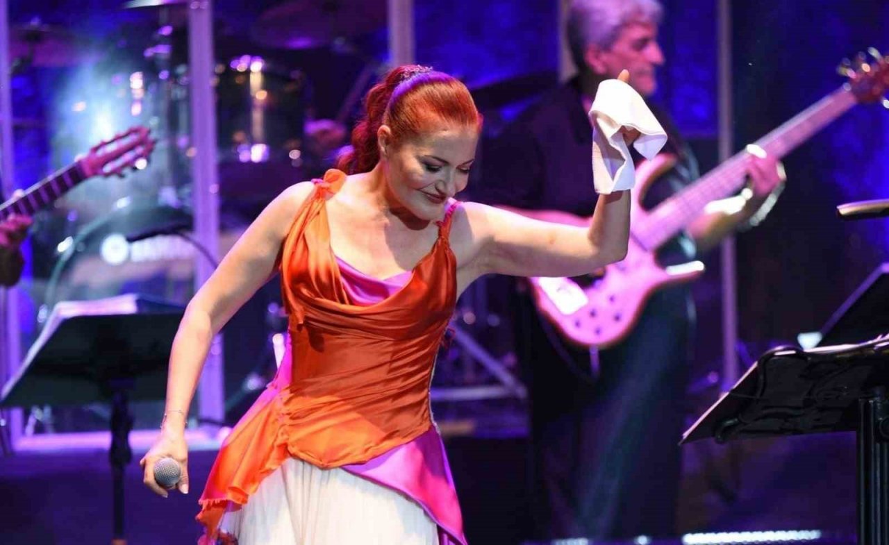 Konyaaltı’nda zafer coşkusu Candan Erçetin’le yaşanacak