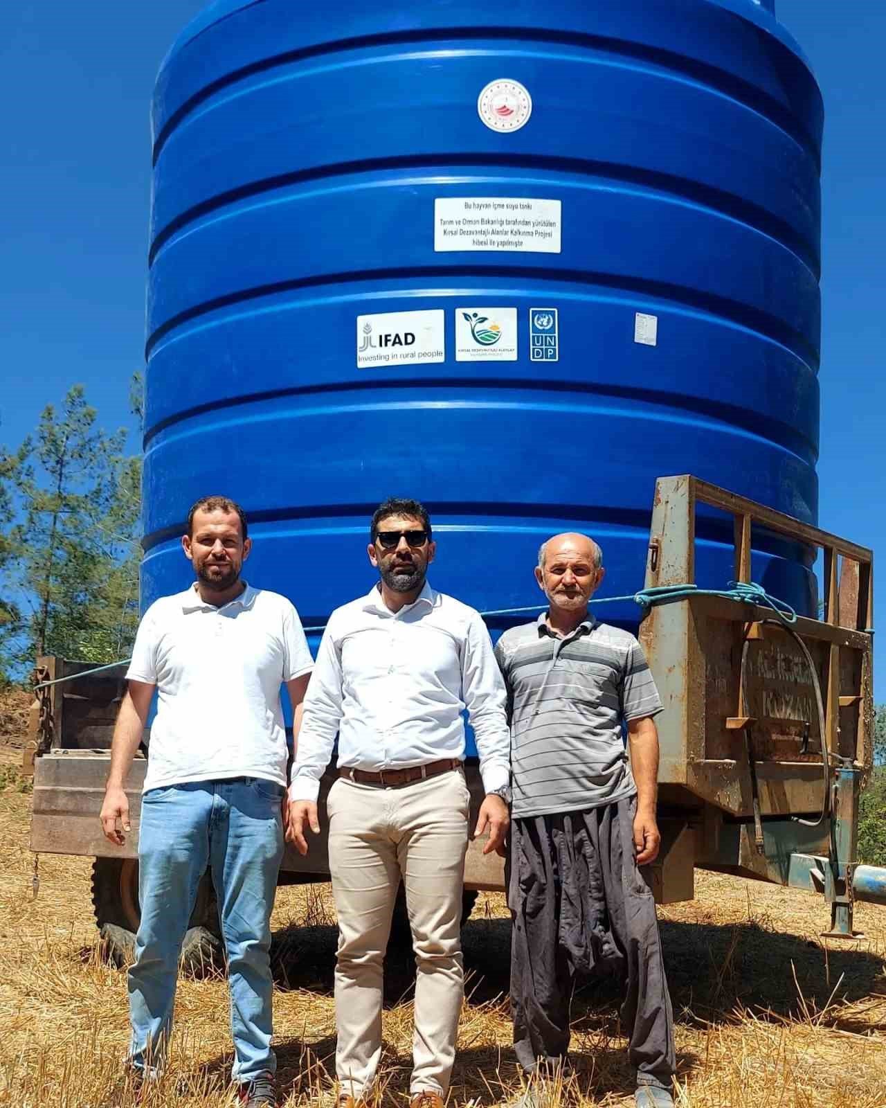 Kırsala hayvanlar için su tankı desteği