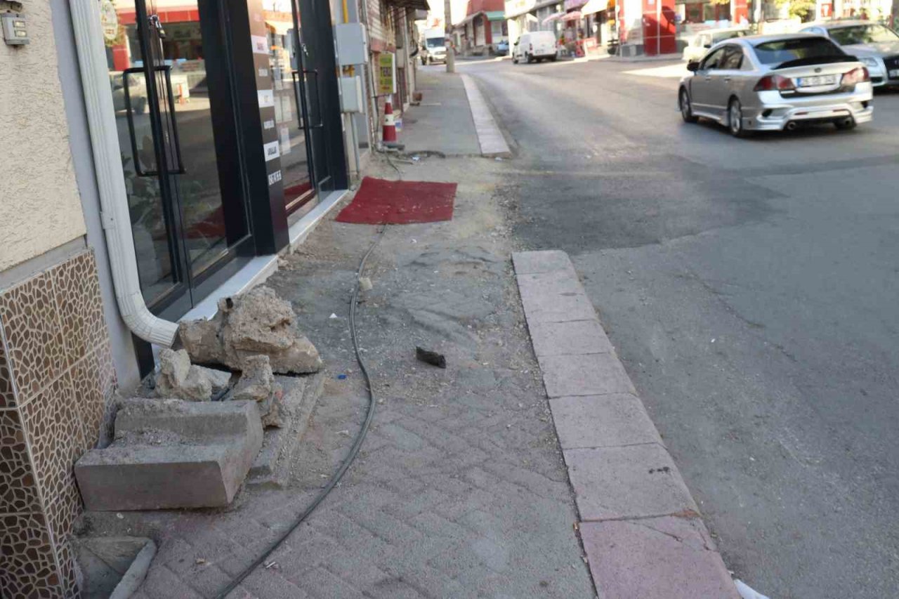 Bozuk kaldırımlar onarım bekliyor
