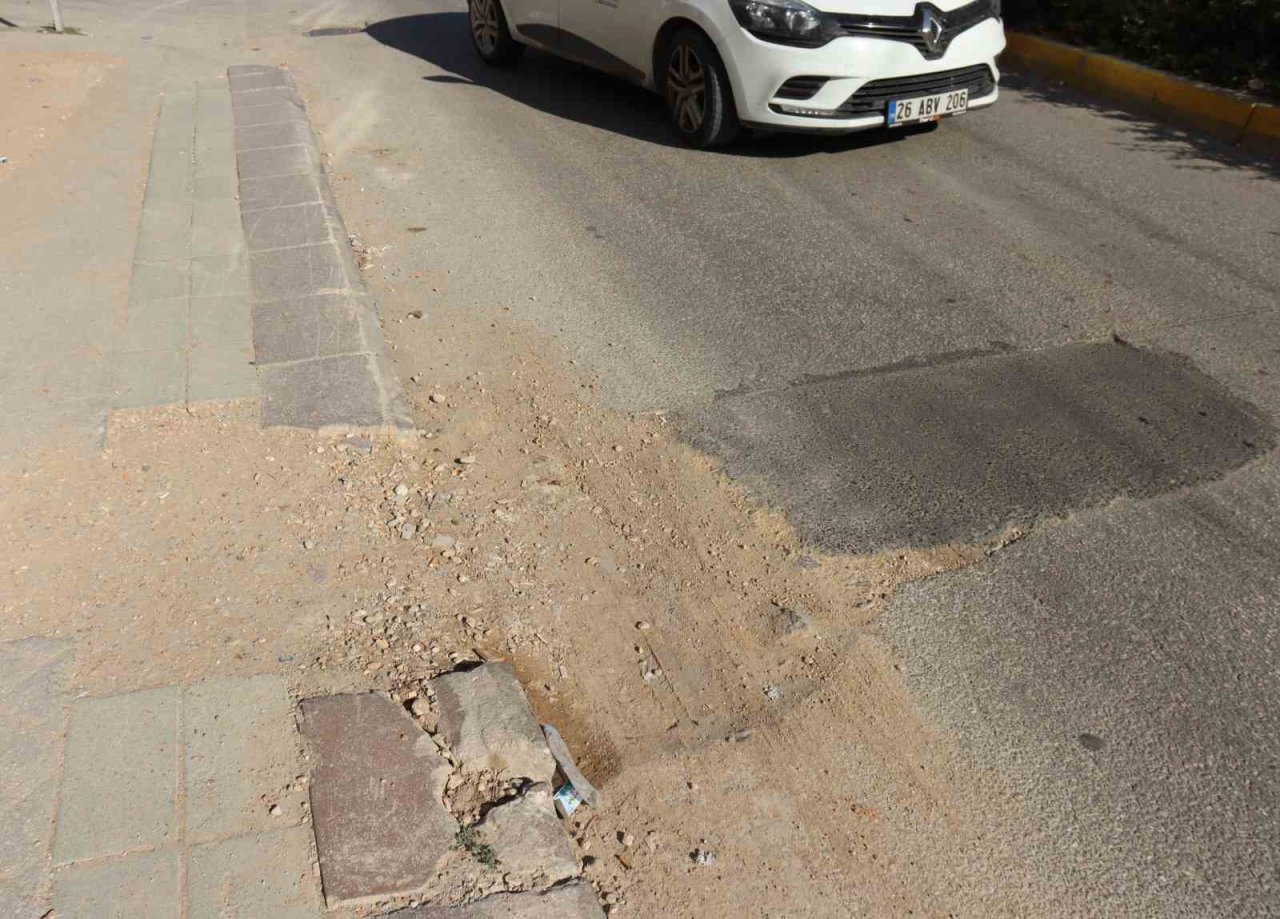 Bozuk kaldırımlar onarım bekliyor
