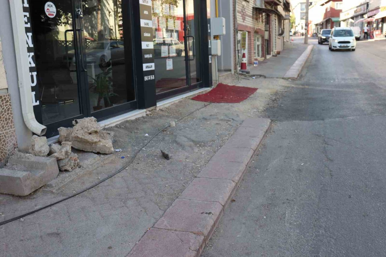 Bozuk kaldırımlar onarım bekliyor