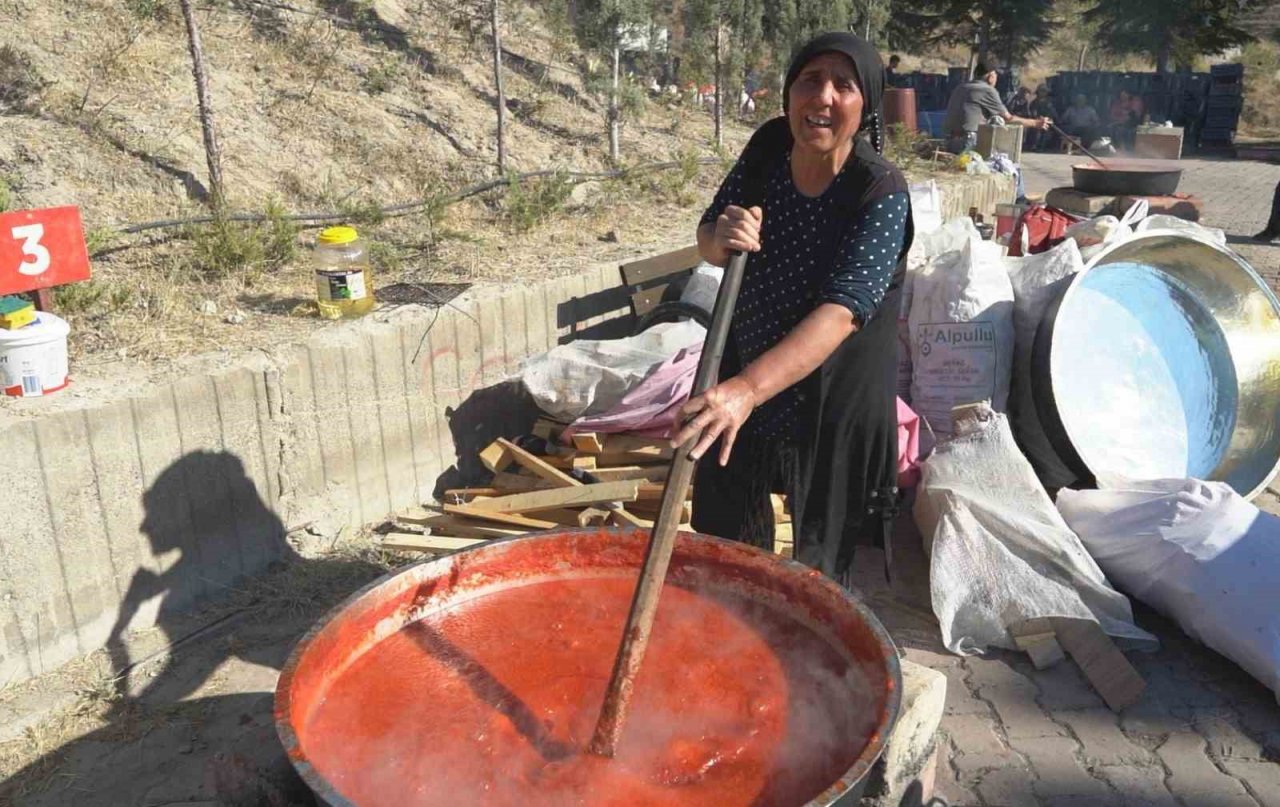 Melikgazi’de salça kaynatma günlerine yoğun ilgi