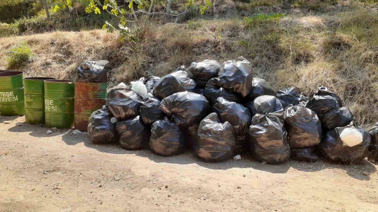 Menteşe’de ekipler Akbük Koyu’nda 2 ton çöp topladı