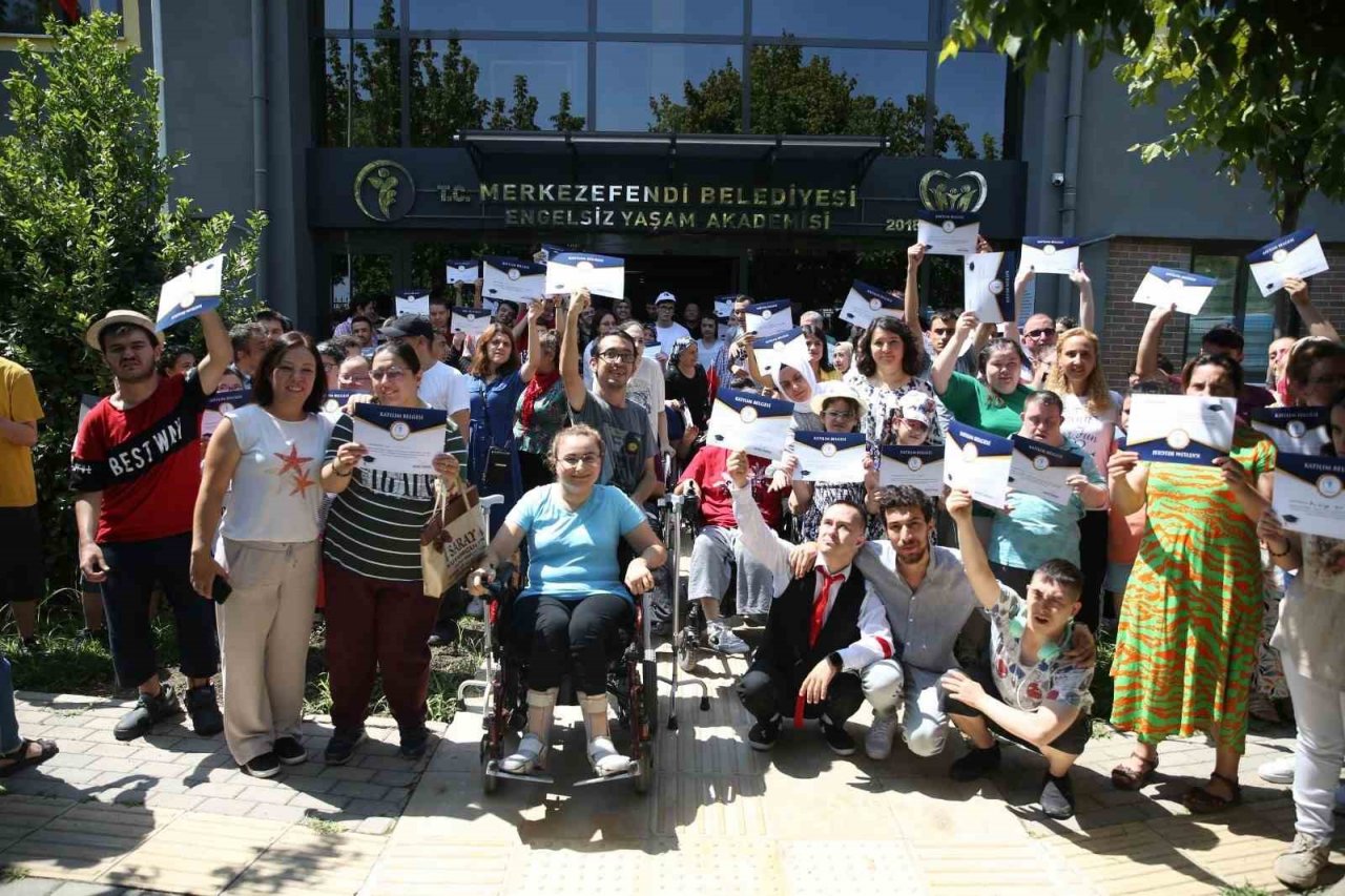 Engelsiz Yaşam Akademisinde karne sevinci