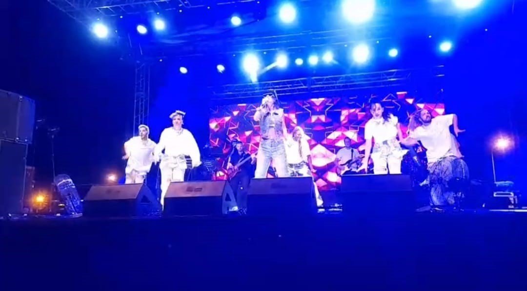 Hande Yener Malazgirt’te konser verdi