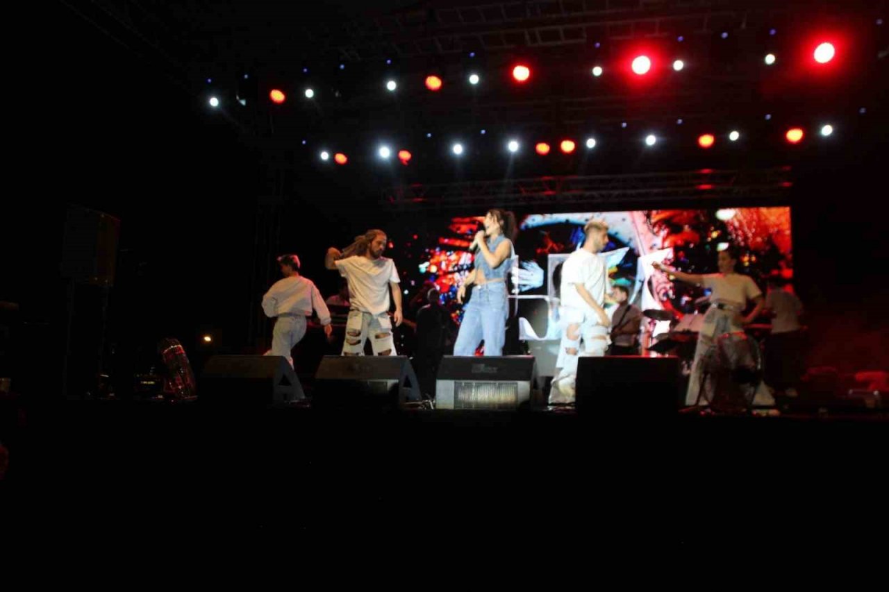 Hande Yener Malazgirt’te konser verdi