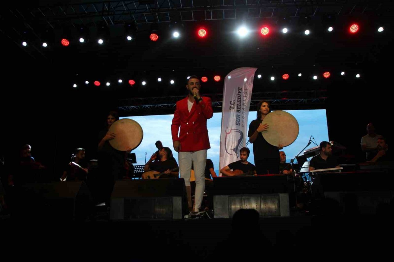 Hande Yener Malazgirt’te konser verdi