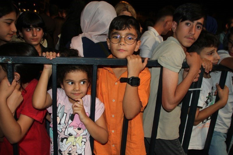 Hande Yener Malazgirt’te konser verdi