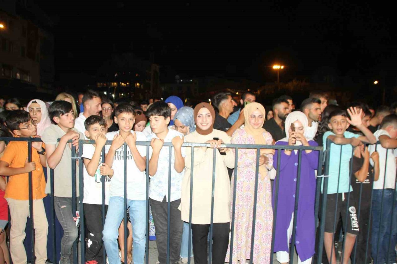 Hande Yener Malazgirt’te konser verdi