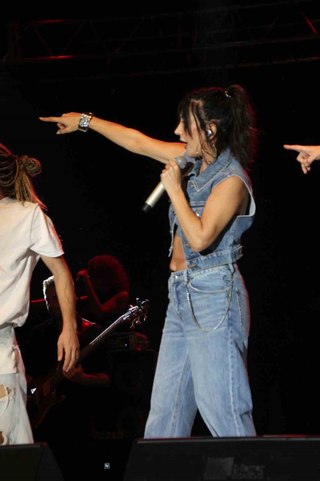 Hande Yener Malazgirt’te konser verdi