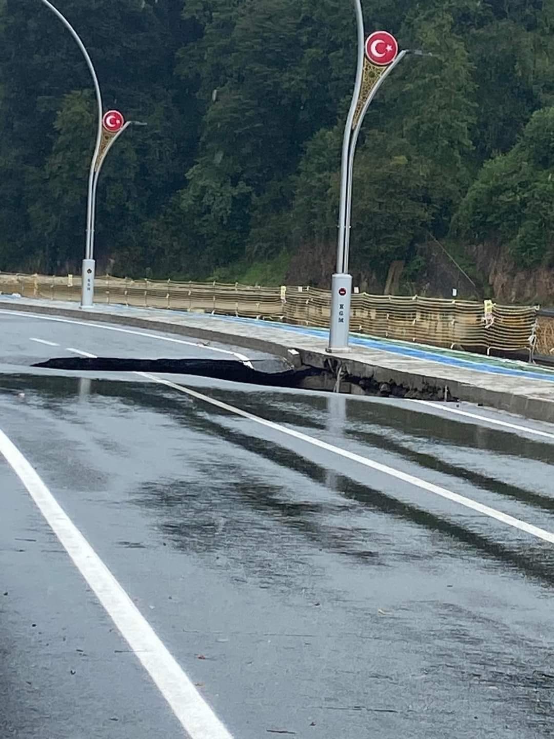 Rize’de şiddetli yağışlar sonrası yol çöktü