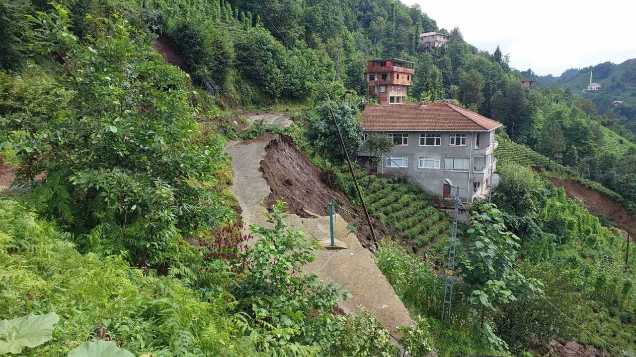 Heyelanda evine toprak dolan vatandaş: "Pencereyi açınca gördüm ki dünya gitmiş"