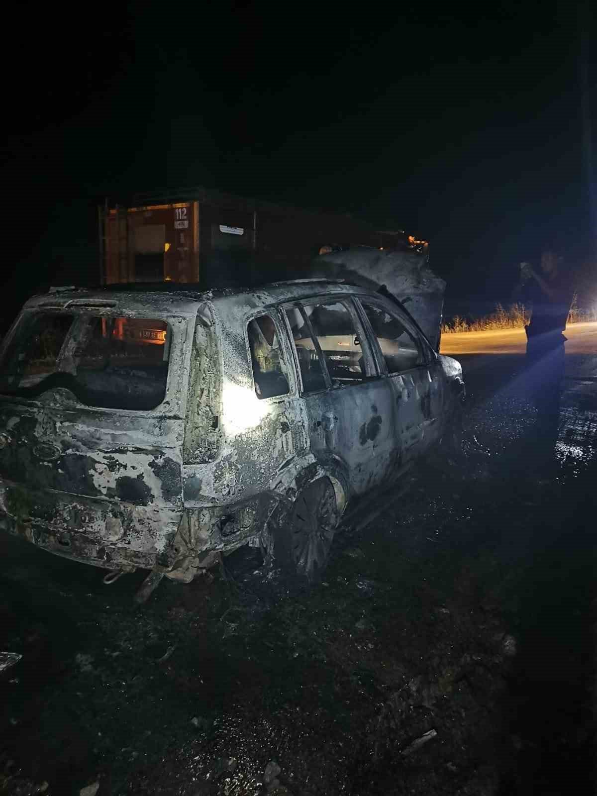 Seyir halindeki otomobil yandı