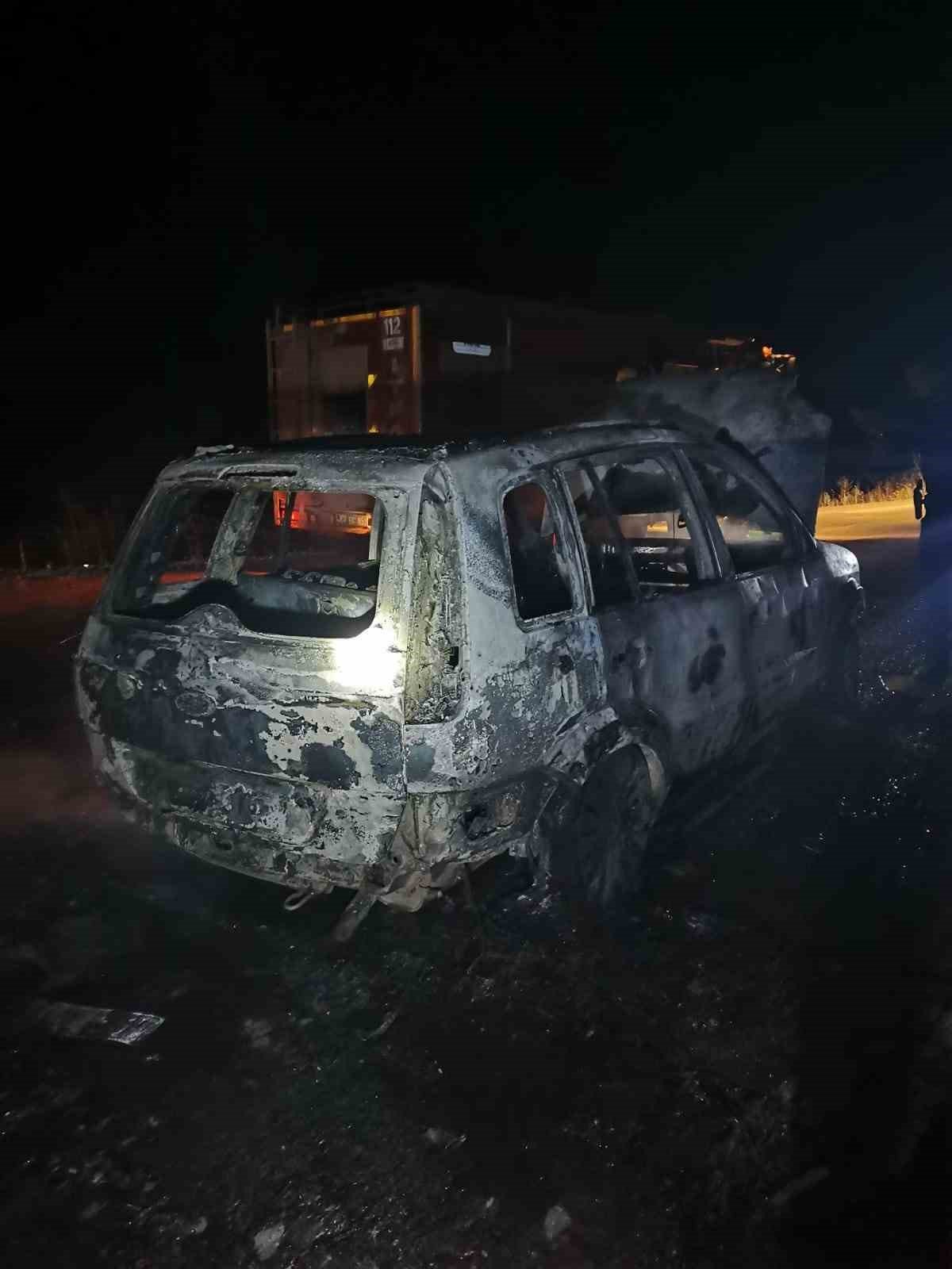 Seyir halindeki otomobil yandı