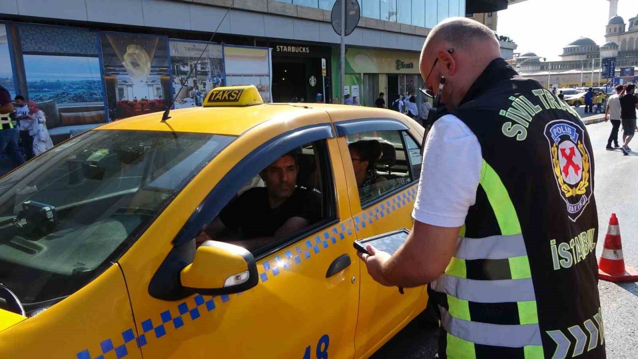 Taksim’de ticari taksi denetimi: Kemer takmayan şoförlere ceza yağdı