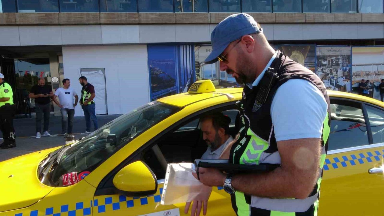 Taksim’de ticari taksi denetimi: Kemer takmayan şoförlere ceza yağdı