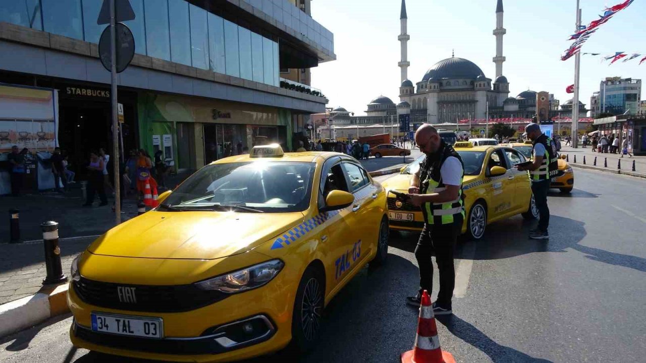 Taksim’de ticari taksi denetimi: Kemer takmayan şoförlere ceza yağdı