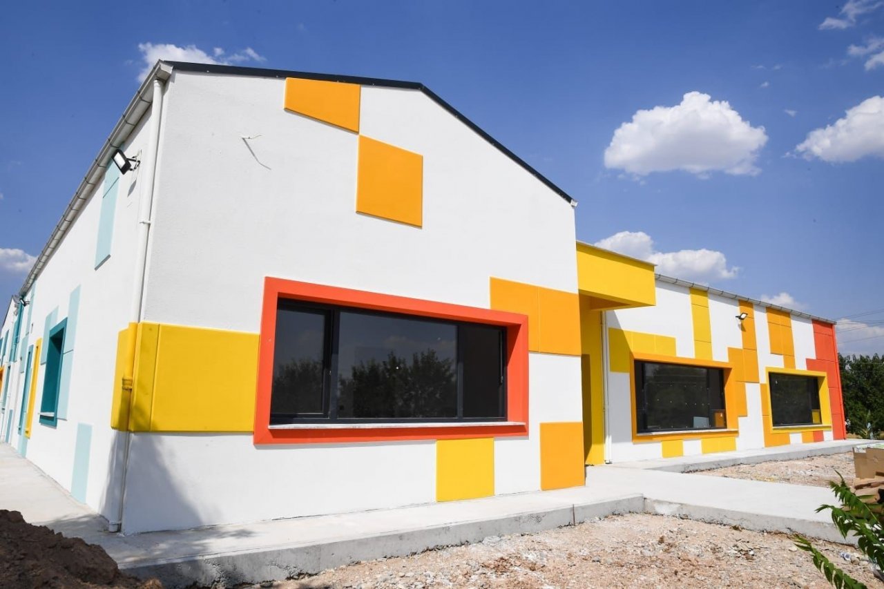 Vali Ergün yapımı devam eden okullarda incelemelerde bulundu