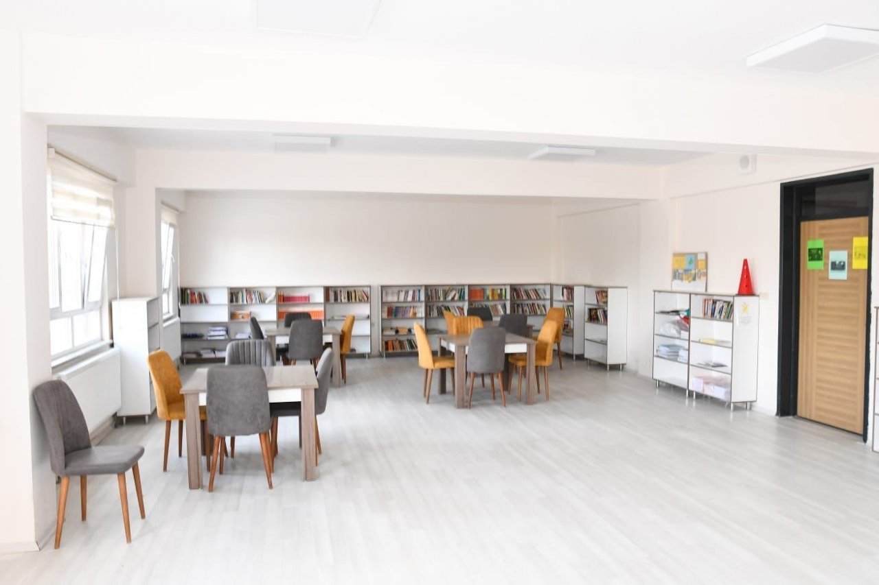 Vali Ergün yapımı devam eden okullarda incelemelerde bulundu