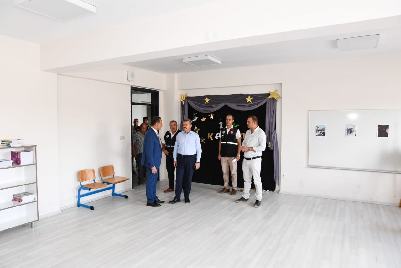 Vali Ergün yapımı devam eden okullarda incelemelerde bulundu