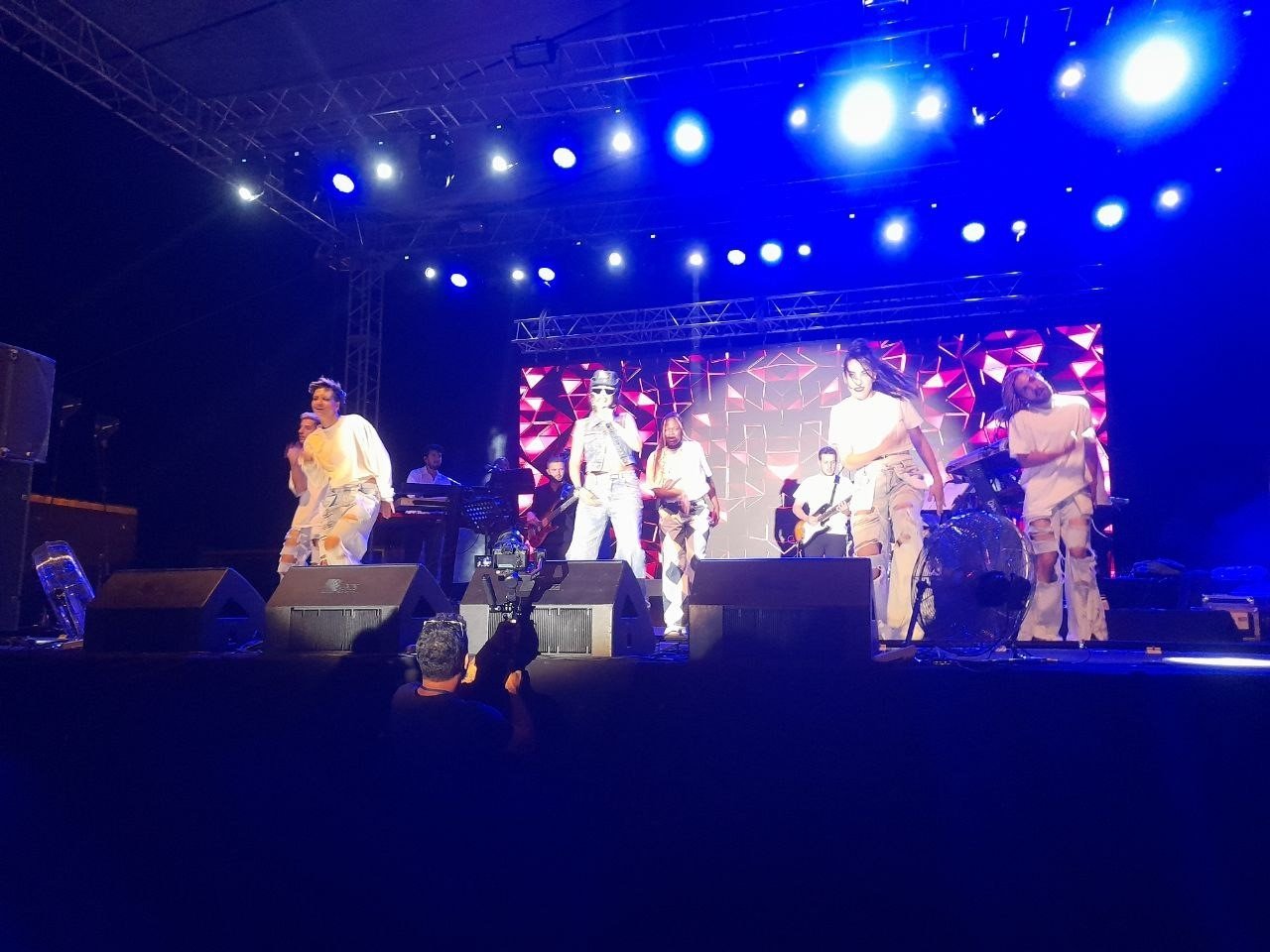 Hande Yener Malazgirt’te konser verdi