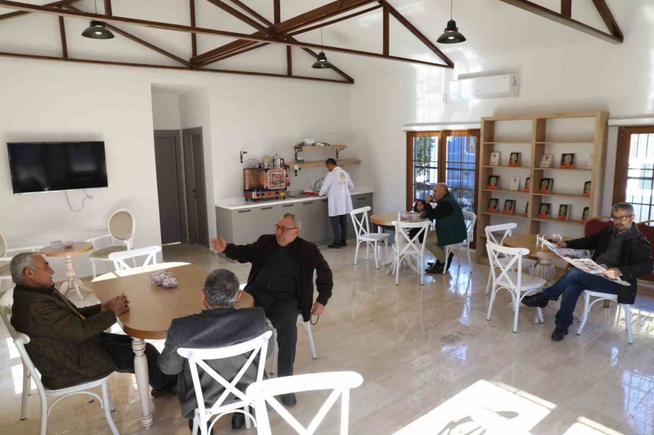 Yüreğir’de emeklilere ‘Emekli Kütüphanesi’ açıldı