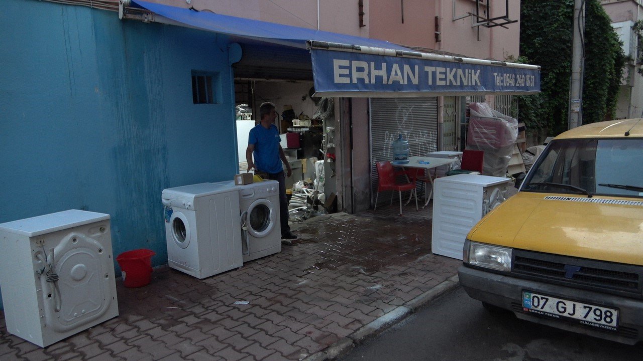 Araba siperli silahlı çatışmadan çıkan mermi dükkanının önünde duran spotçuyu kalbinden vurdu