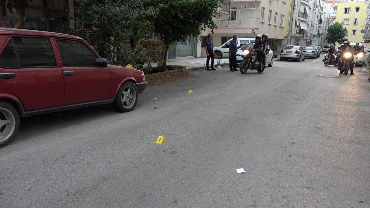 Araba siperli silahlı çatışmadan çıkan mermi dükkanının önünde duran spotçuyu kalbinden vurdu