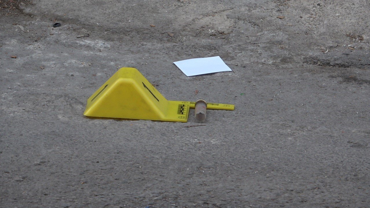 Araba siperli silahlı çatışmadan çıkan mermi dükkanının önünde duran spotçuyu kalbinden vurdu