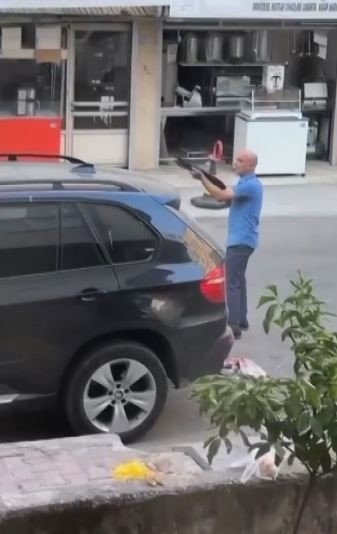 Araba siperli silahlı çatışmadan çıkan mermi dükkanının önünde duran spotçuyu kalbinden vurdu