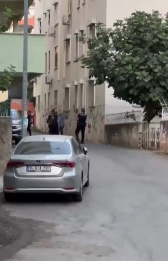 Araba siperli silahlı çatışmadan çıkan mermi dükkanının önünde duran spotçuyu kalbinden vurdu