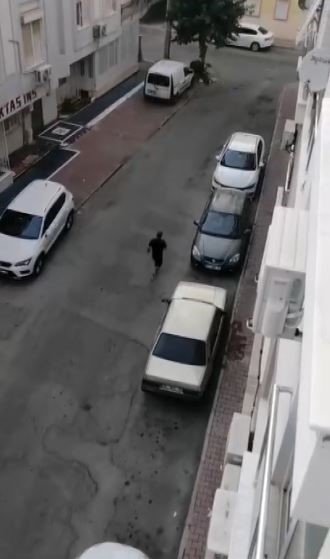 Araba siperli silahlı çatışmadan çıkan mermi dükkanının önünde duran spotçuyu kalbinden vurdu