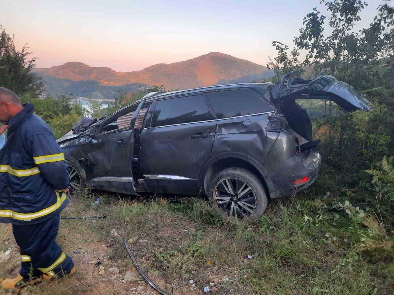 Ayancık’ta takla atan otomobildeki 3 kişi hafif yaralandı