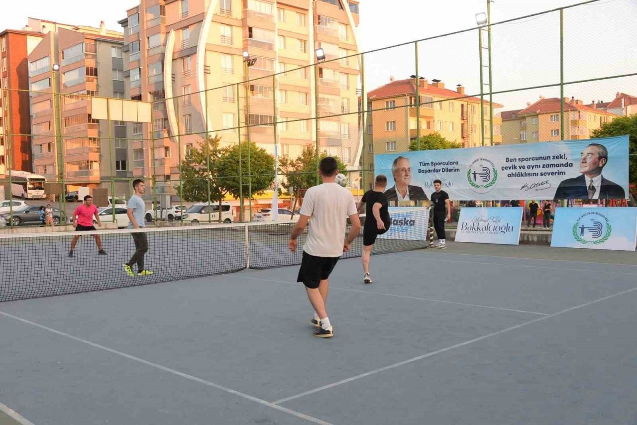 Başkan Bakkalcıoğlu sporsever gençlerin final heyecanına ortak oldu