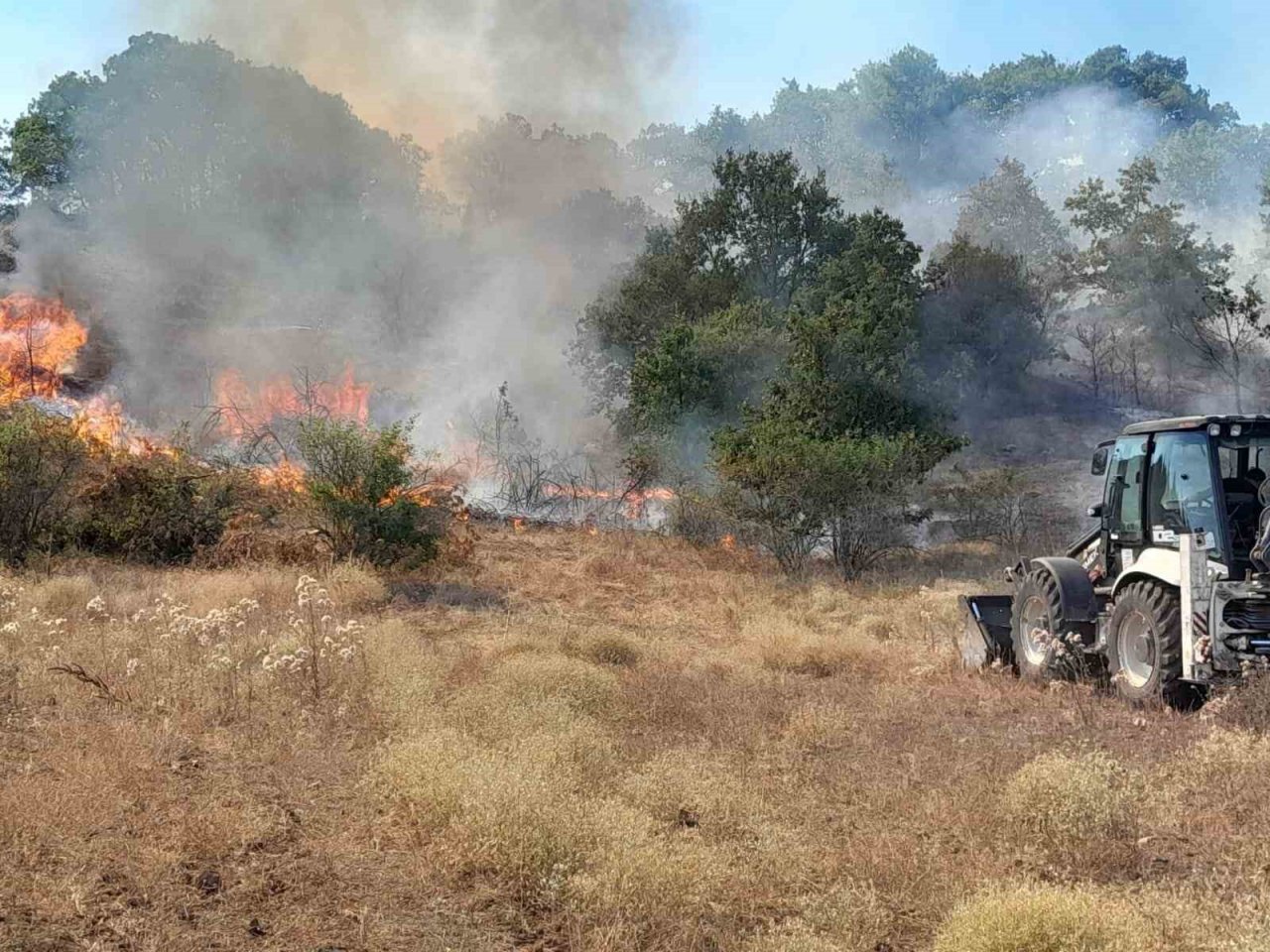 Bilecik’te orman yangınına karadan havada müdahale ediliyor