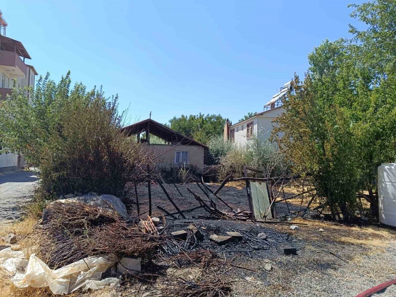 Bingöl’de örtü yangını eve sıçramadan söndürüldü