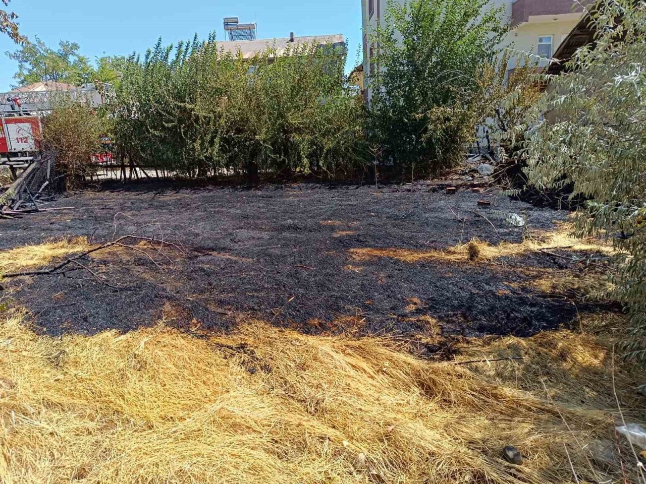 Bingöl’de örtü yangını eve sıçramadan söndürüldü