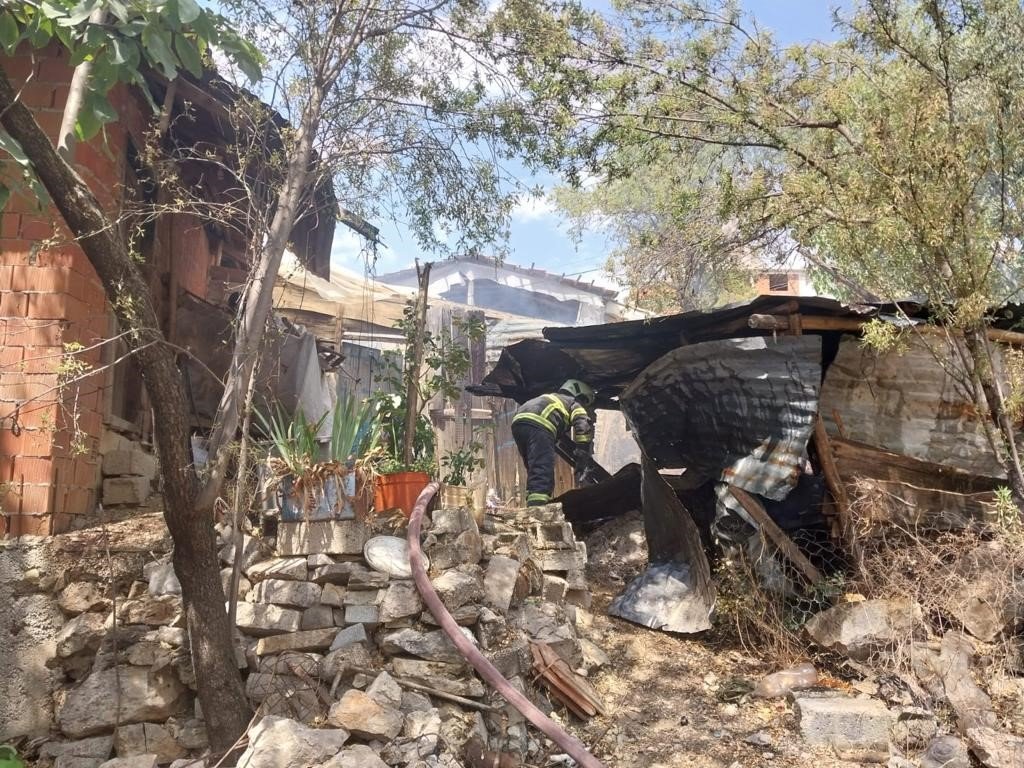 Burdur’da odunluk yangını büyümeden söndürüldü