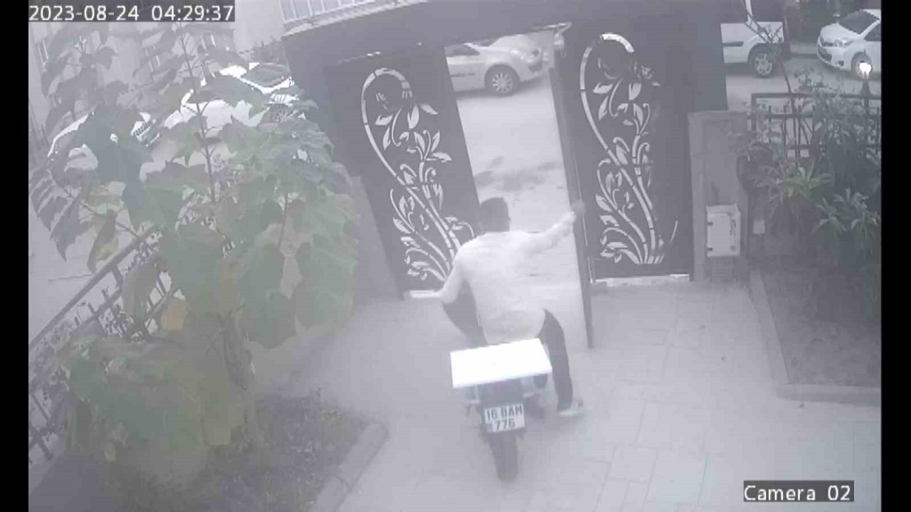 Şafak vakti motosiklet hırsızlığı kamerada