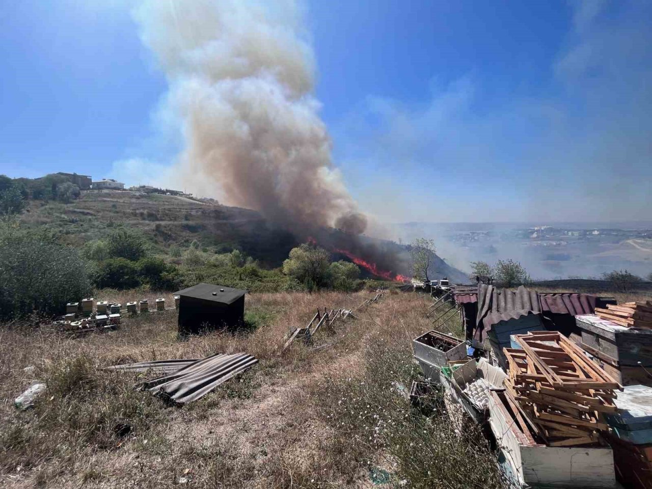 Büyükçekmece’de yüzlerce dönümlük alan küle dönerken alanda soğutma çalışmaları sürüyor
