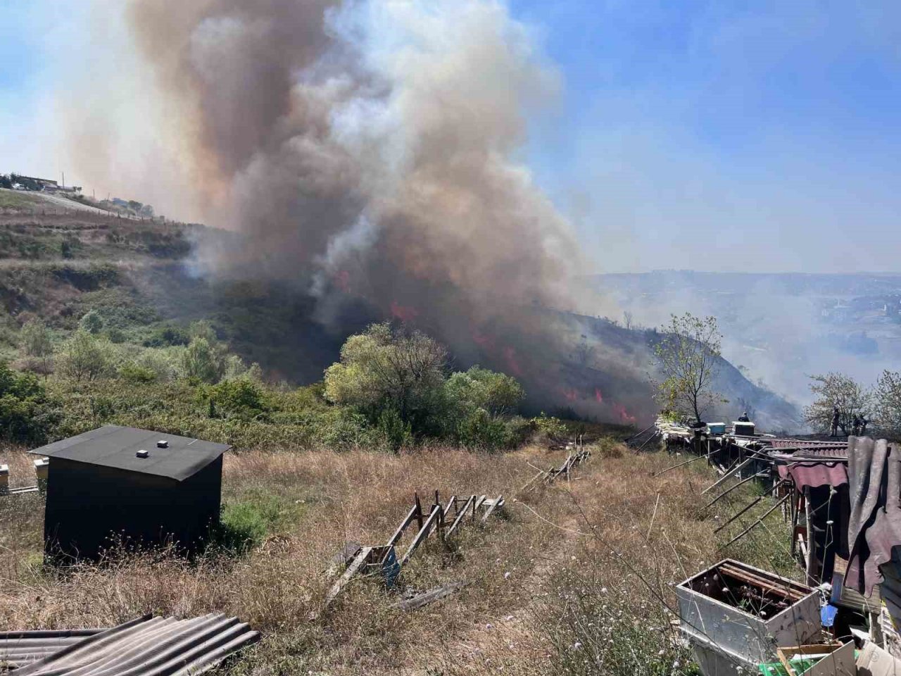 Büyükçekmece’de yüzlerce dönümlük alan küle dönerken alanda soğutma çalışmaları sürüyor