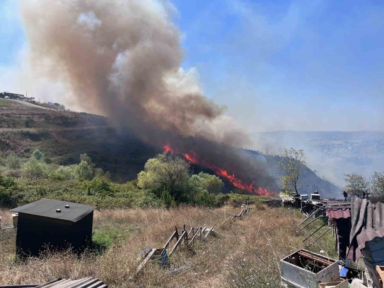 Büyükçekmece’de yüzlerce dönümlük alan küle dönerken alanda soğutma çalışmaları sürüyor