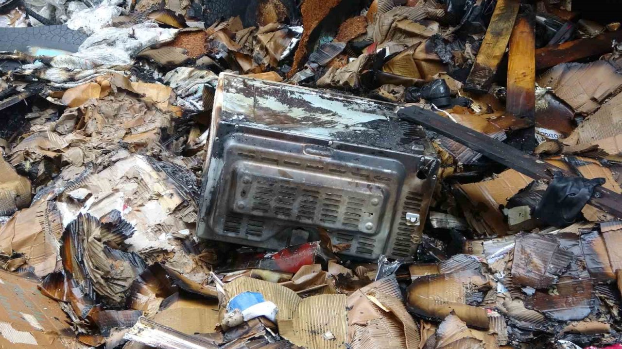 Hurdalarda çıkan yangında 3 daire ve 1 araba hasar gördü