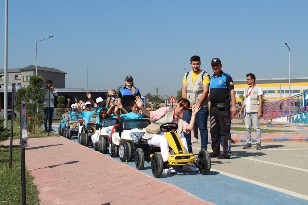 Anne babalar fındıkta çocuklar eğitimde